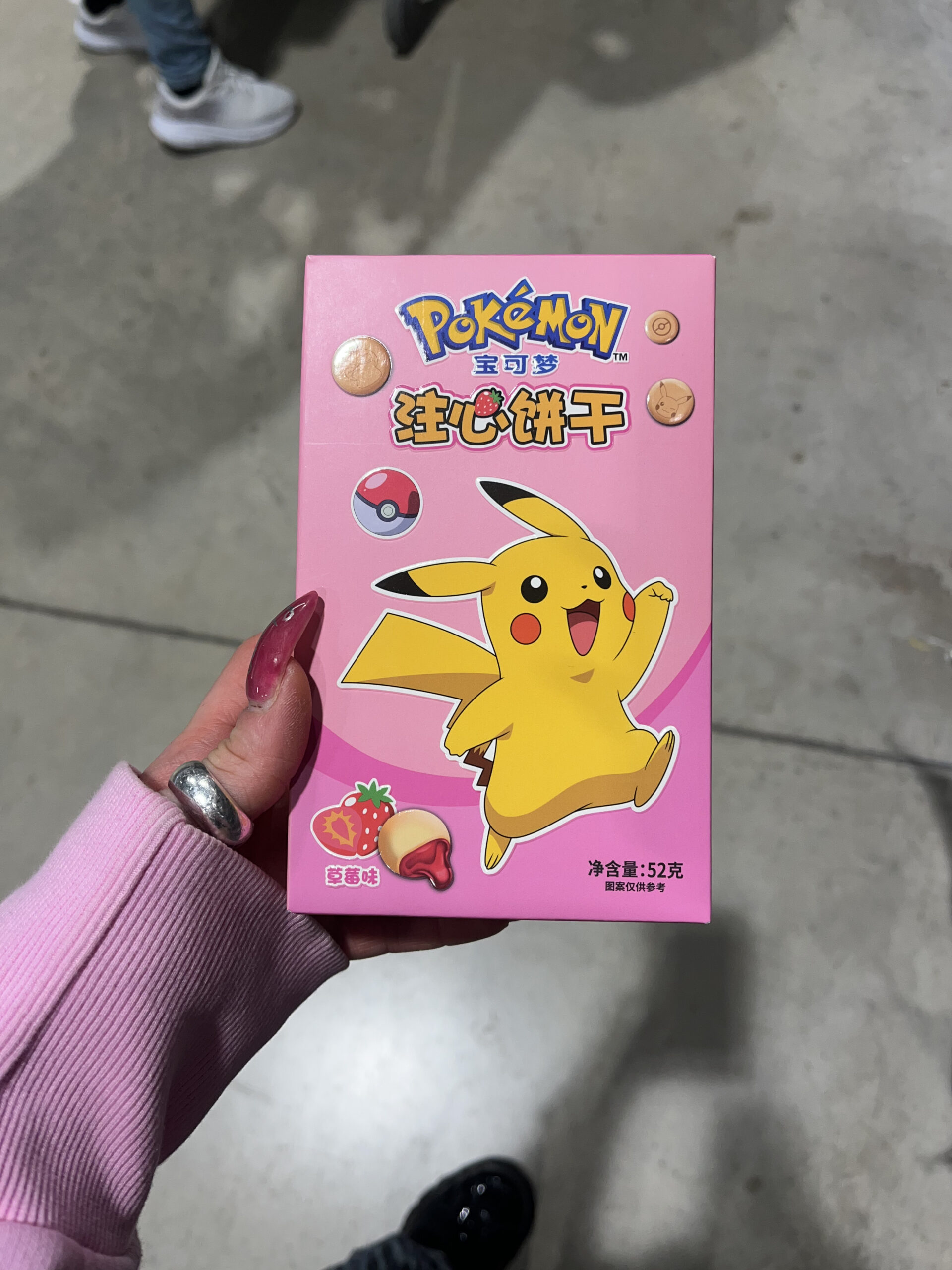 Pikachu: una caja de galletas japonesa con un personaje familiar, colores dulces, y tipografía adaptada al contexto. Una lección de branding adaptativo.