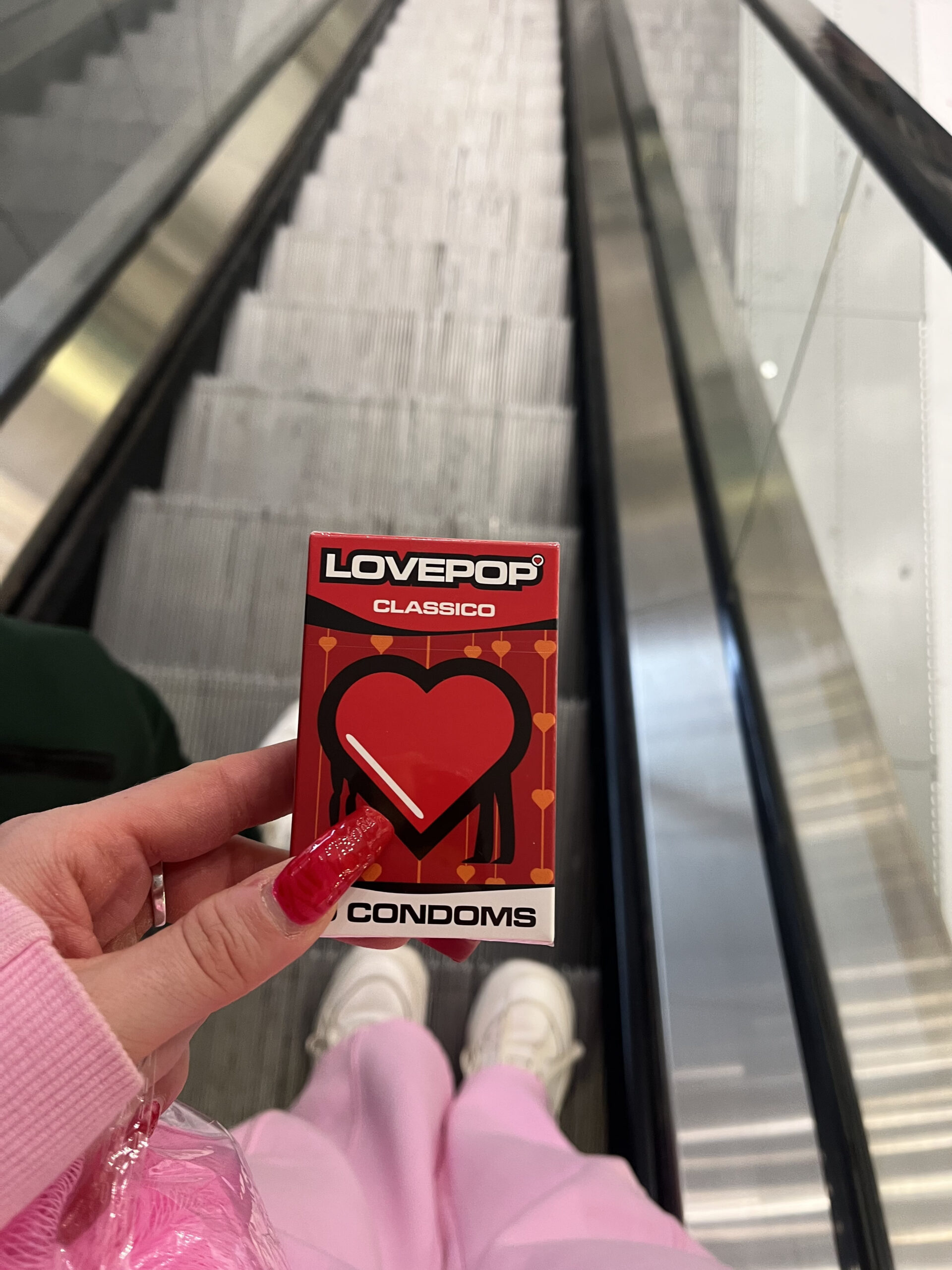 Caja de preservativos Lovepop con diseño rojo, negro y blanco, corazón central con línea diagonal y tipografía bold.