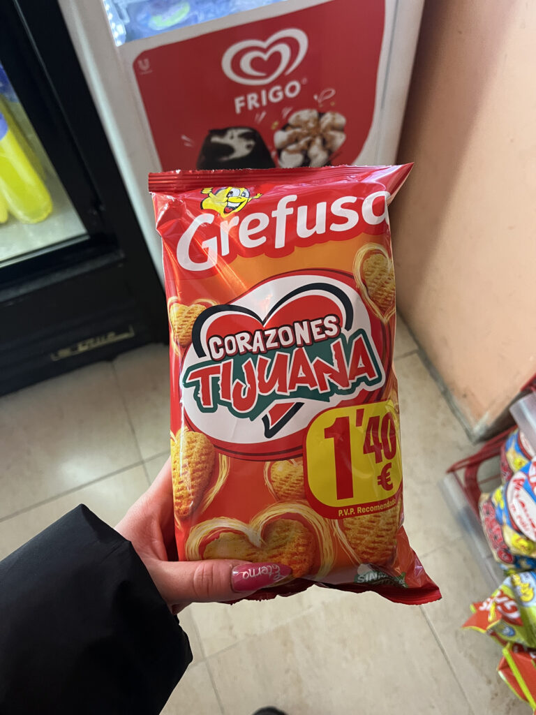 Bolsa de snacks Grefusa Corazones Tijuana en rojo con ilustración de corazones crujientes y tipografía dinámica.